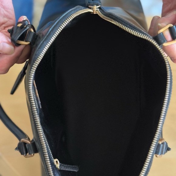 Prada Classic Medium Leather Handbag in Like New Condition - Picture 12 of 15